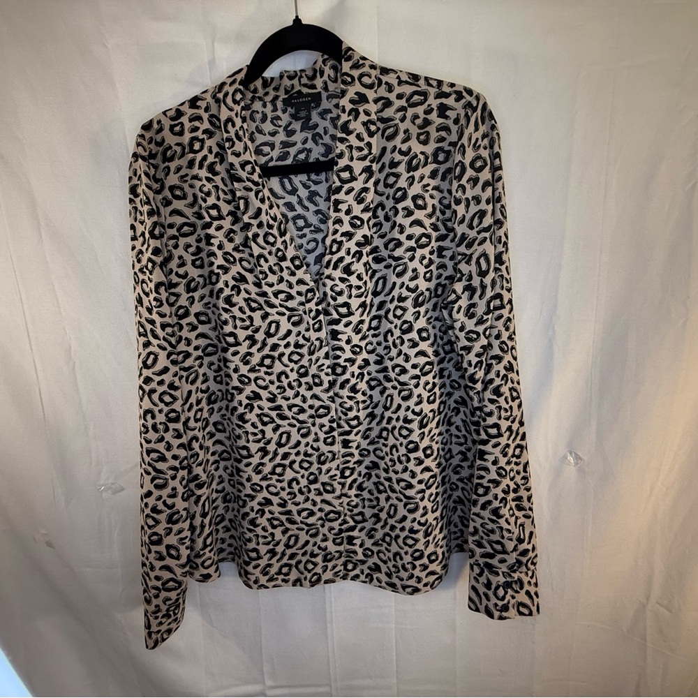 Halogen Women’s Sz Medium Tan/Black Animal Print V-Neck Button Front‎
